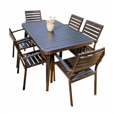 Tische und Stühle aus Aluminium